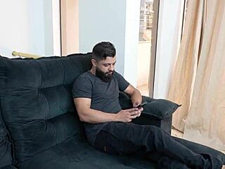 minha amiga sentou gostoso na buceta peluda do pau do meu marido e eu adorei assitir sou corna feliz