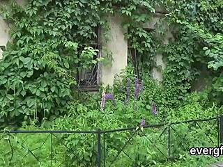 garanhão pobre divide sua safada teen tarada