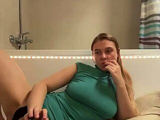 Pelajar seksi 18+ jari pepek gemuk klimaks bilik air tetek besar semula jadi melantun liar