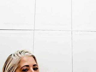 Enfiando consolo na buceta no banheiro, que delícia!