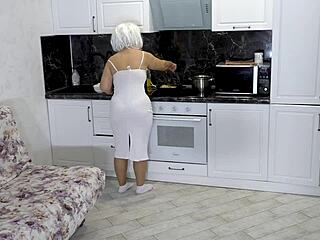 Θετή μαμά ξεχνάει πρωινό όταν θετός γιος σφυροκοπάει κώλο