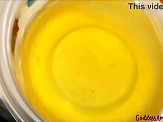 Guardami raccogliere piscia calda per il culto della tua dea 🥵🚽