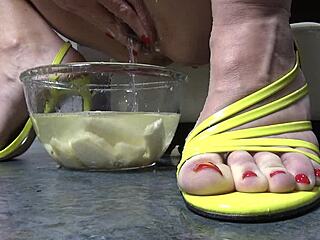 Compilation pisse mes gros seins MILF pendants 15 scènes maison part 1