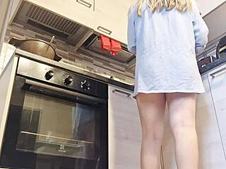 i washed dishes without panties and got so wet playing with my pussy