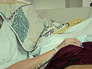 Comparto Cama Con La Mejor Amiga De Mi Hermanastra Y Termina En Face Fuck Con Monster Cock!