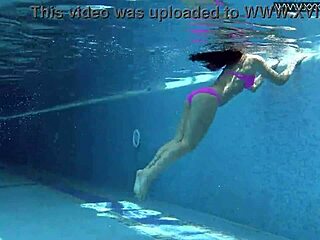 Jessica Lincoln troia russa 18+ in bikini rosa stuzzica tette enormi in piscina sott'acqua