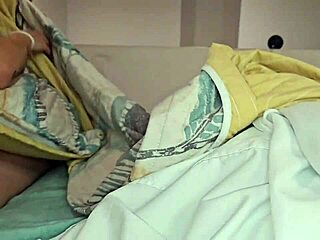 Comparto Cama Con La Mejor Amiga De Mi Hermanastra Y Termina En Face Fuck Con Monster Cock!