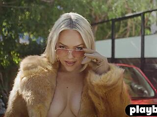 Glamorous big ass Milf Alexis Texas strips naked in sportscar