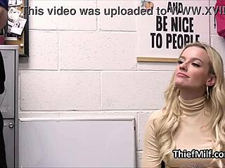 MILF cougar ketahuan jari dildo kantor 😂🔥 oops!