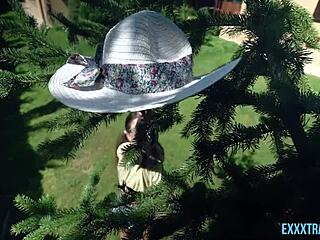 Sara Bell og Raul Costa bubler hardt ved bassenget 18+ pupper