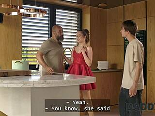 Slampig flickvän suger kuk strippar för daddy4k i samma rum