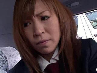 Japán nimfomániás taxislány lerángatja a srác ruháját cenzúra nélküli autós creampie-re