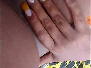 morena gostosa com bunda e peitões enormes balançando.