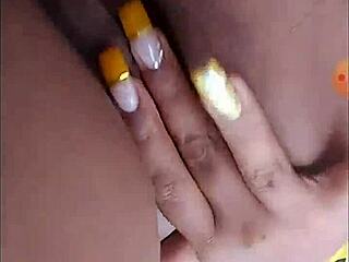 morena gostosa com bunda e peitões enormes balançando.