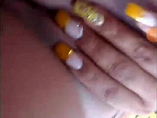 morena gostosa com bunda e peitões enormes balançando.