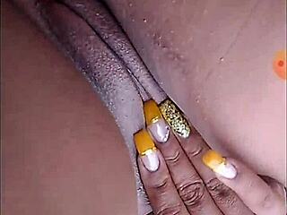 morena gostosa com bunda e peitões enormes balançando.