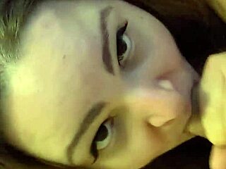 Dívka hluboce dusí na tatínkově tlustém čuráku a plive všude