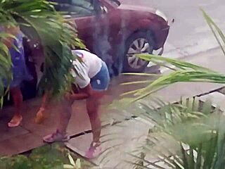 Mi vecina pendeja en short esta para comersela toda.