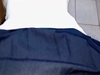 Styvpappa hittar styvdotter under sängen som slickar stor fitta creampie!