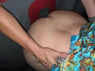 Šťavnata Brazilka žena svršava jako na swingers glory hole-u sa krupnim prijateljevim kurcem