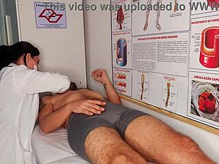 Sjuksköterska ser min enorma erektion och börjar slicka suga min brasilianska kuk!