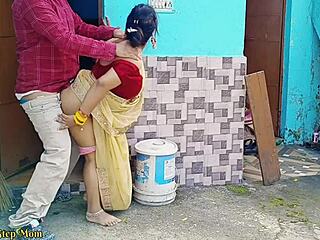 Kuuma intialainen äitipuoli ja tytärpuoli ulko-threesomessa doggy-pamppaus!