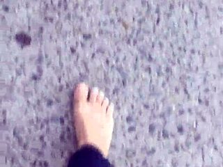 her dirty calloused bare soles need worship 😍