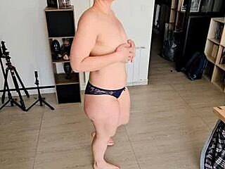 même une mature peut être sexy... tu veux t'occuper de ma petite chatte 18+ en web chat?