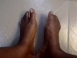 😍 Homemade BBW feet fetish fingering gets so steamy quick! 👣💦