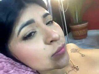 Lesbian sluts kiss finger lick pussy to gentle orgasm!