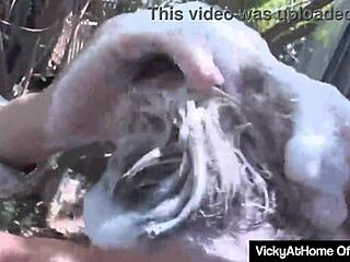 Großbusige deutsche MILF Vicky Vette reibt behaarte geölte Fotze solo