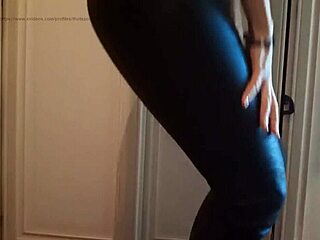 mature italian milf teases with her smelly feet in a fetish foot play session