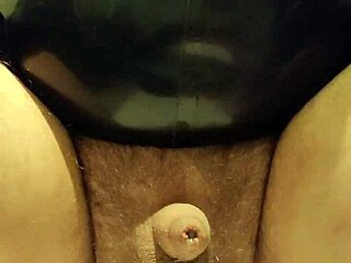 Latexi69 stretches ass with buttplug in latex anal play session