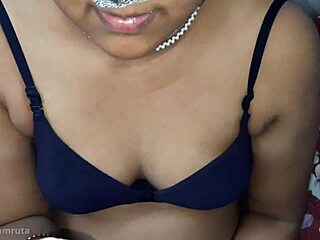 Indian gujju bhabhi gives superb blowjob using ice cream 😍🍦