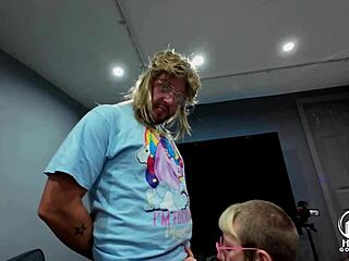 Rosa Rosebud sin nerdaudition blir pervers med Mark Gothams kuklek