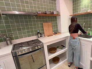Madrastra Licks Mi Coño While Preparing Food In Kitchen