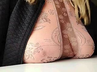 Minha madrasta me levou pro restaurante e mostrou a buceta de minissaia