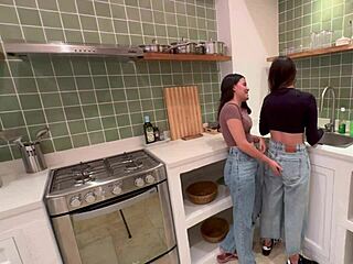 Madrastra Licks Mi Coño While Preparing Food In Kitchen