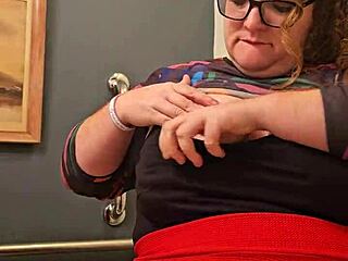 Geile Rothaar-BBW-Sekretärin zeigt Riesen-Naturaltitten und nassen Slip im Büro