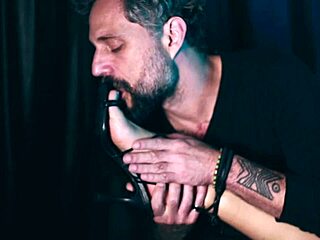 i'd love a guy who worships my feet, licks toes and soles too 😏👣💋