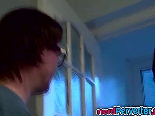 Dús keblű brit ribanc mohón szopja a kocka faszt