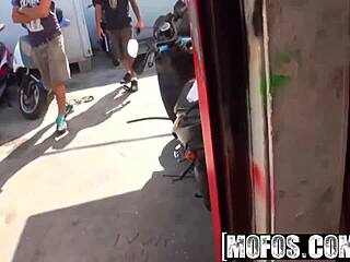 Taylor Skye neckt Fotze und Arschloch am Strand