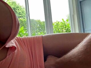 Großbusige Stiefmama hilft beim Creampie Doggy-Fantasy