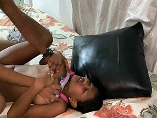 quieres verme follar el culo apretado de mi hermanastra en el sofa?