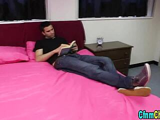 สาวแต่งตัวล้อผู้ชายเปลือยชักว่าวอับอาย