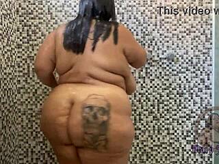 Dicke Exhibitionistin Mary Jhuana testet Anal-Dildo in der Dusche nach Tease