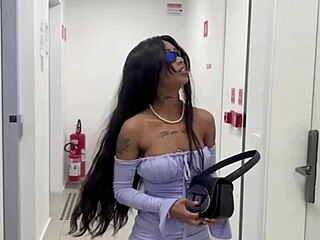 vizinha safada tesuda pegou o pauzudo do vizinho 😏🍆 molhadinha