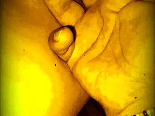 mi vecino me mete dedos en pucha mientras marido labura 😈🍑💦