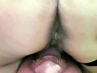 patrão gozando na boca dela no 69 enquanto ela mama gostoso demais