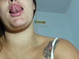 she fingers and shakes her ass on video call